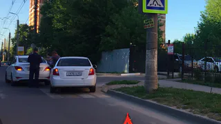 Пропускать пешеходов в Рязани все еще опасно для водителей - на улице Мервинской произошло курьезное ДТП