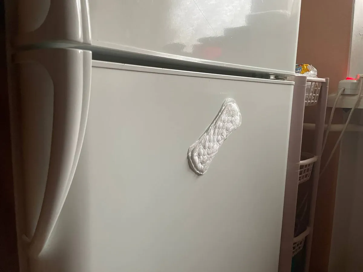 Приклеила прокладку под холодильник — теперь не могу нарадоваться: жить в доме сразу стало спокойнее