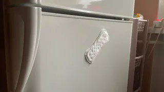 Приклеила прокладку под холодильник — теперь не могу нарадоваться: жить в доме сразу стало спокойнее
