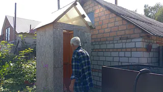 Чтобы было меньше мокрицы на участке, осенью вношу это копеечное удобрение