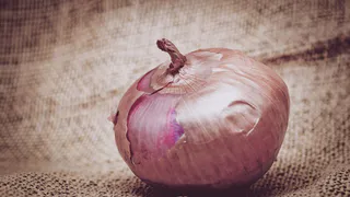 Кладу луковую шелуху под кровать: старинный способ – актуальный по сей день