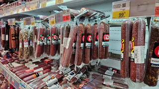 Подруга-продавец объяснила, зачем люди покупают в «Светофоре» по 10-20 палок колбасы и по 20 кг сосисок