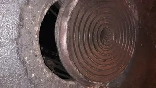 Житель Брянска разбил машину из-за открытого люка