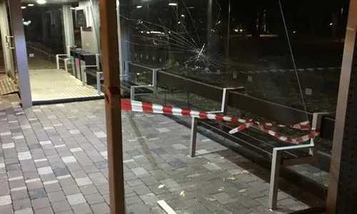 В нижнекамском парке "СемьЯ" вандалы разгромили новую остановку