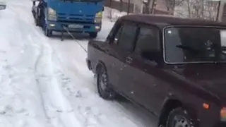 В Рязани автомобиль "Жигули" тащил на тросе буксующий эвакуатор
