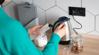 Точка в вопросе поставлена: россиянам объяснили, сколько раз можно кипятить одну и ту же воду в чайнике