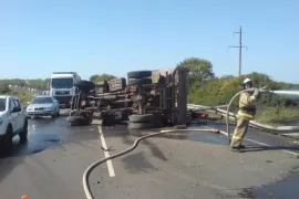 На трассе под Рязанью грузовик врезался в машину дорожных рабочих и загорелся: один человек погиб
