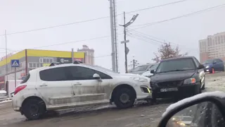 На «Горбатом» мосту столкнулись 2 иномарки. Видео с места ДТП