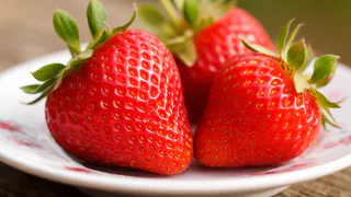 Ягод будет как звезд на небе: разводим всего 10 капель в воде — и поливаем клубнику