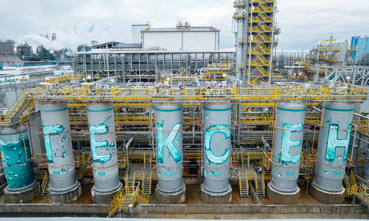 Гексен в Нижнекамске обрёл художественный облик: на НКНХ реализовали индустриальный арт‑проект