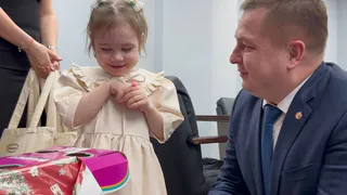 "Елка желаний": Владимир Степанов исполнил мечту 4-летней Алисы из Чебоксар