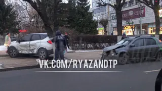 В Рязани у ТЦ "Атрон" столкнулись две легковушки