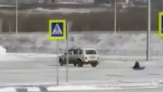 Мужчину оштрафовали за катание дочери на привязанных к "Ниве" санках