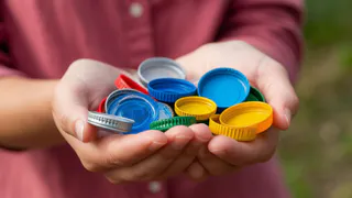 Больше не выбрасываю крышки от пластиковых бутылок - вот как использую их на кухне. У меня они на вес золота