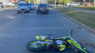 В Чебоксарах столкнулись питбайк и Ford Focus: есть пострадавший