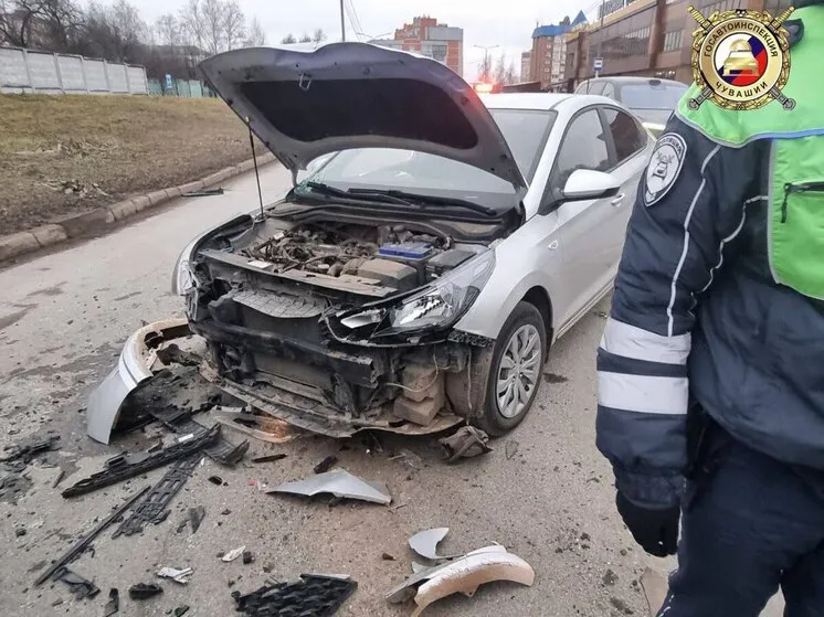 В Чебоксарах водитель скрылся с места ДТП после аварии с тремя автомобилями