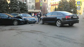 Возле Приборного завода столкнулись три иномарки