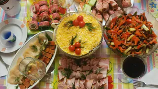 Новогодний стол 2025: что нельзя готовить в год Змеи, чтобы не разозлить хозяйку года, и какие блюда принесут счастье 