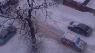 Тяни-толкай на Введенской: Нива вытащила из снега грузовик