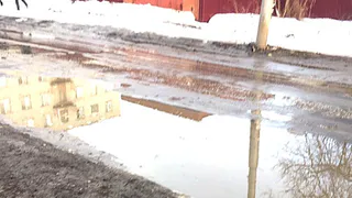 «Не удивляйтесь, если вам камешек прилетит!»: пешеходы жалуются на водителей-лихачей