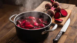 Варю свеклу и морковь за 8 минут — лучше всего для салата: в кастрюлю добавьте 1 ложку на 1 л воды — вкусная, сладкая и не "водянистая"