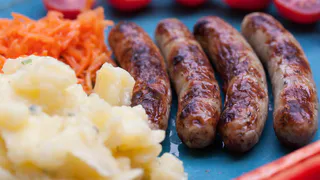 Вопрос закрыт: сосиски варить в оболочке или без неё — редкие хозяйки знают правильный ответ