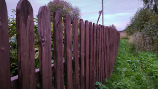 Сосед сдвинул забор на метр, "подарив" мне кусок территории: но весной я понял его хитрость - теперь не знаю, как решить эту проблему