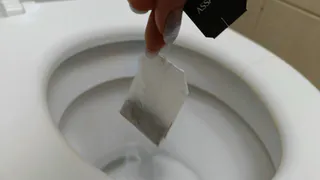 Заливаю это кипятком и отправляю в унитаз — мягкий способ поддерживать чистоту без хлора