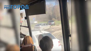 "Воспитание на нуле" - как тротуар превратился в еще одну полосу движения. Видео