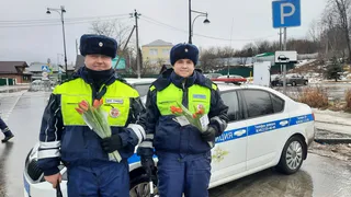 Во Владимирской области сотрудники ГИБДД останавливали женщин водителей, чтобы вручить им цветы