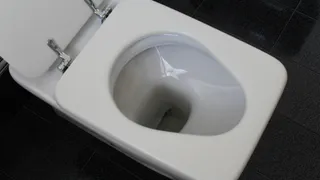 Бросаем 3 ложки в унитаз – через 10 минут забываем о желтом налете: свежая чистота