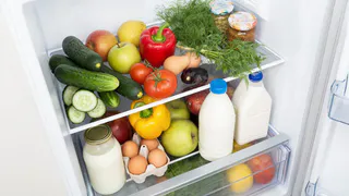 Вставьте лист бумаги в дверцу: холодильник прослужит дольше, продукты дольше хранятся - подсказал опытный мастер