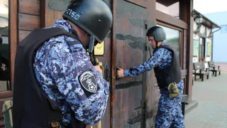 В одном из городов Коми во время «беседы» посетителей лопнула стена бара