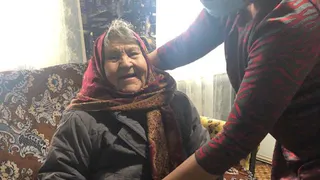 Соцзащита исполнила мечту пенсионерки-инвалида из Юдиново о новой куртке