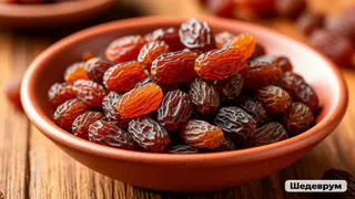 1 столовая ложка — и изюм очистится от грязи и масляного налета прямо на глазах: мудрые хозяйки моют сухофрукты только так