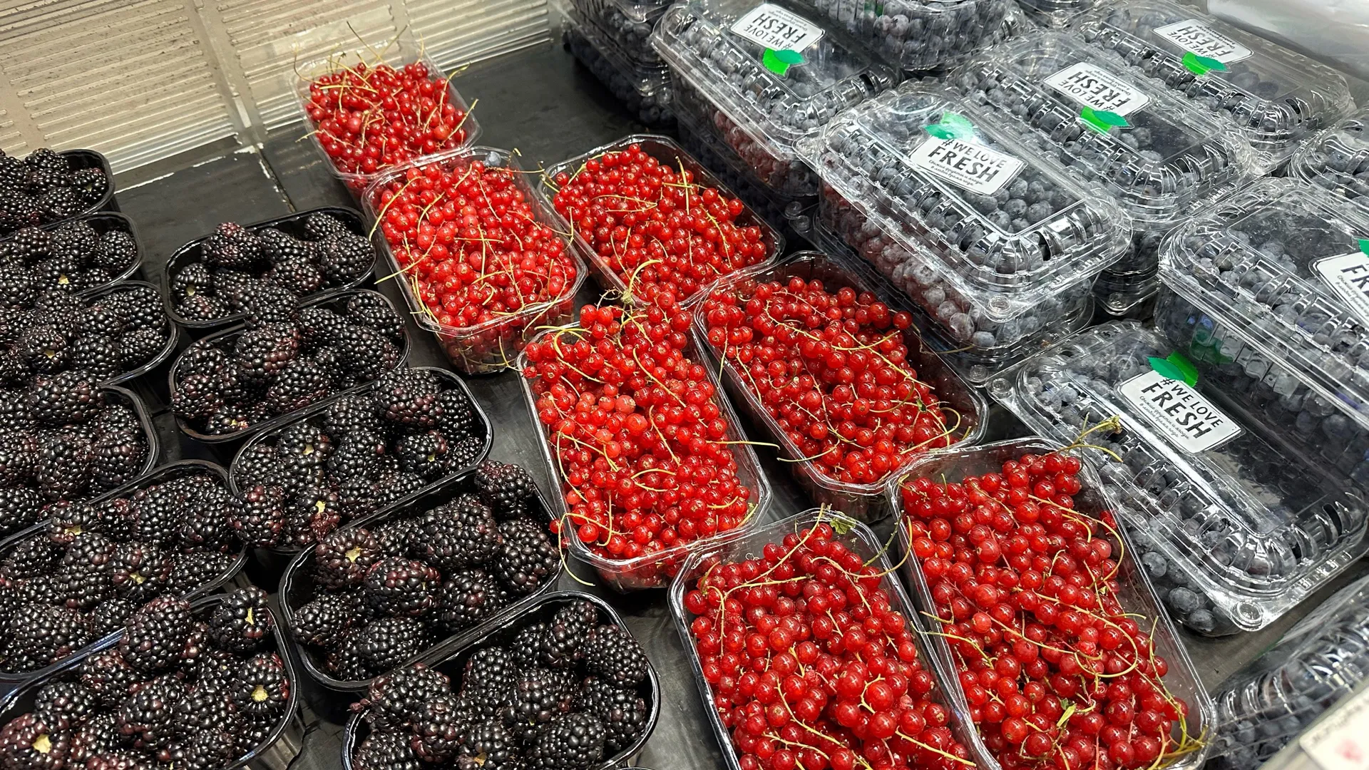 Такая ягода — самая вредная: а мы едим ее покупаем и детям даем