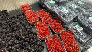 Такая  ягода — самая вредная: а мы ее покупаем как деликатес, еще и детей заставляем есть