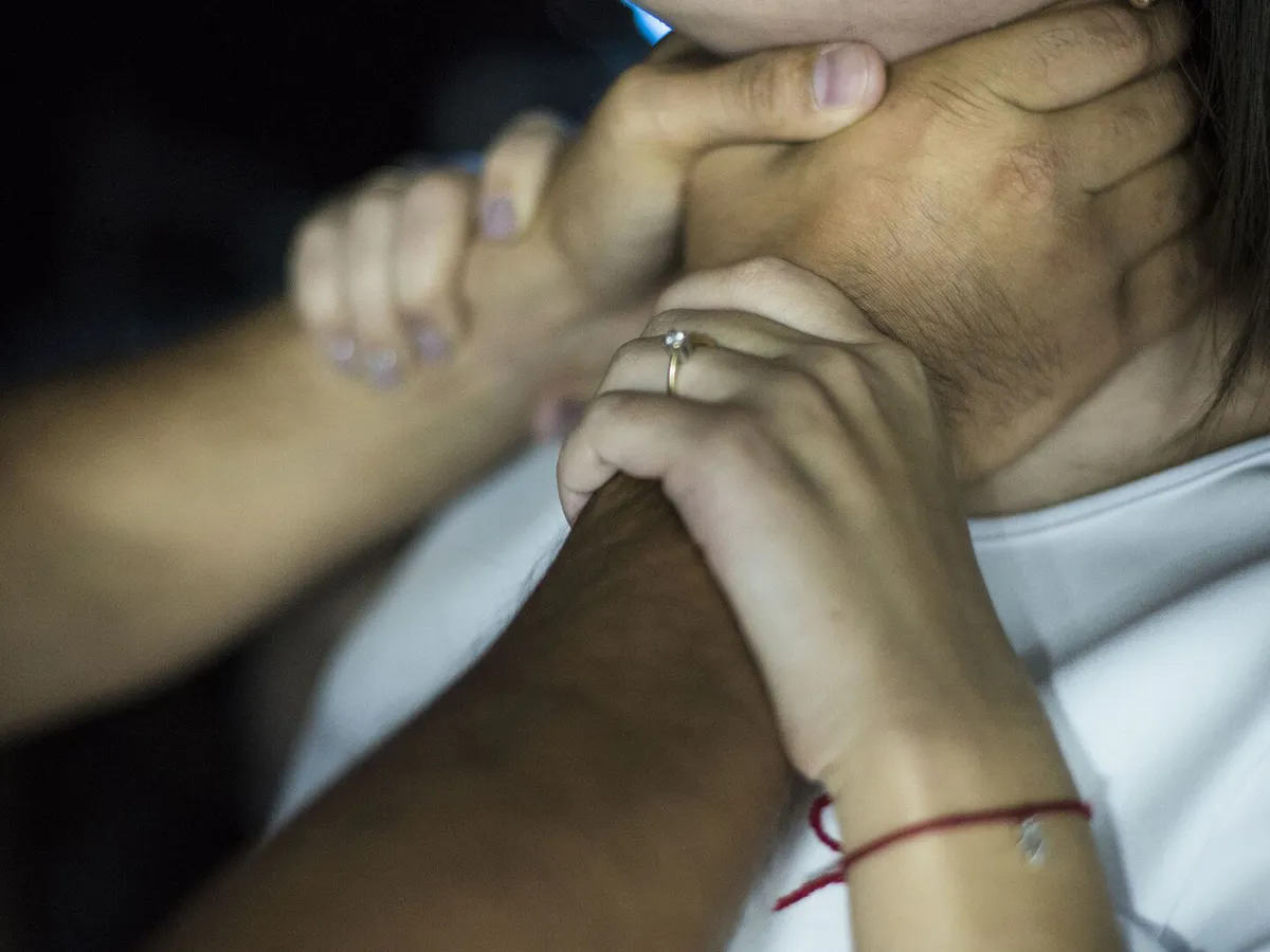 В Башмаково в ссоре из-за алиментов мужчина пытался задушить бывшую жену