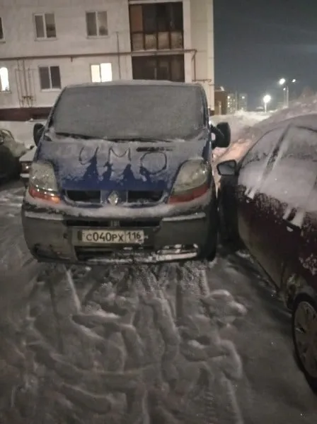 Еле не задел: нижнекамец вплотную припарковался к соседнему авто