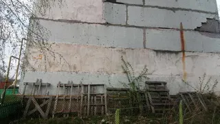 В Екимовке разваливается жилой дом. Однако аварийным он не признан