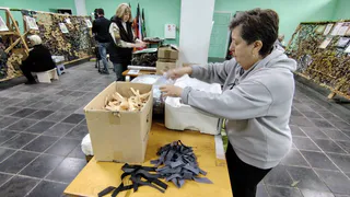 В поселке Мстёра Владимирской области сплели больше 1360 маскировочных сетей для фронта