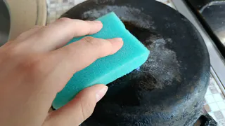 Думала, без химии жир не отмыть — а повар показал простой способ: понадобился лишь этот порошок