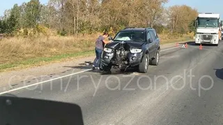 Огромная вмятина на весь капот: под Рязанью из-за Камаза пострадал внедорожник
