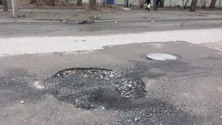 "Засыпали ямы асфальтовой крошкой, но результата ноль" - рязанец пожаловался на отремонтированные участки дорог