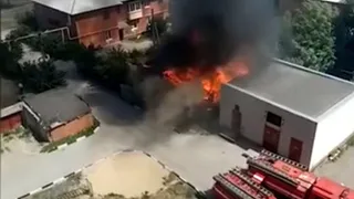 Пожар на улице Весенняя: загорелся сарай во дворе жилого дома. Видео