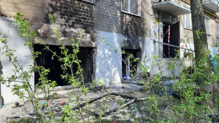Стекла выбиты, стены в копоти: фоторепортаж с места пожара на Гагарина