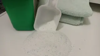 Всего одна ложка этого порошка – и вся одежда сияет, как после покупки: отстирались даже старые пятна