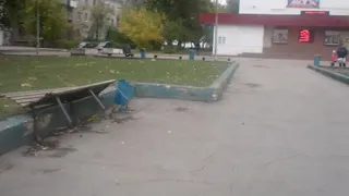 Вандалы вырвали скамейку возле кинотеатра в Брянске