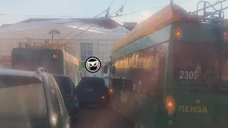 Утром на улице Гагарина в Пензе произошло ДТП с участием троллейбуса