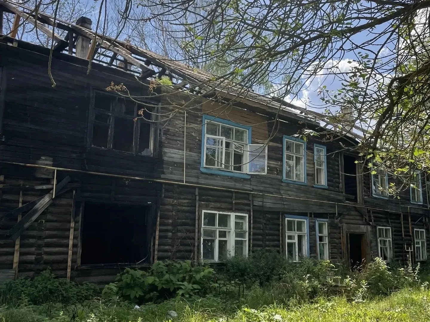 Во Владимирской области снесли аварийный дом, возле которого гуляли подростки